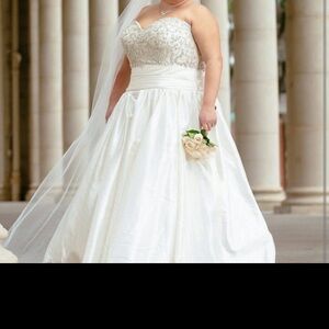Plus size Allure Wedding Dress. Size 28. Asking $500 OBO